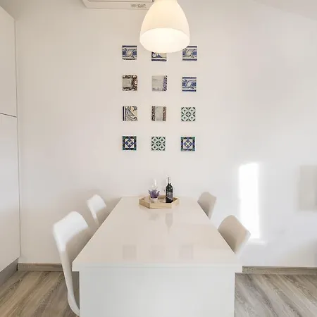 Lovelystay Flat At Mouraria's Heart דירה *